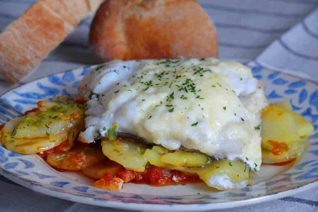 Bacalao Gratinado Con Cama De Tomate Y Patatas Panadera