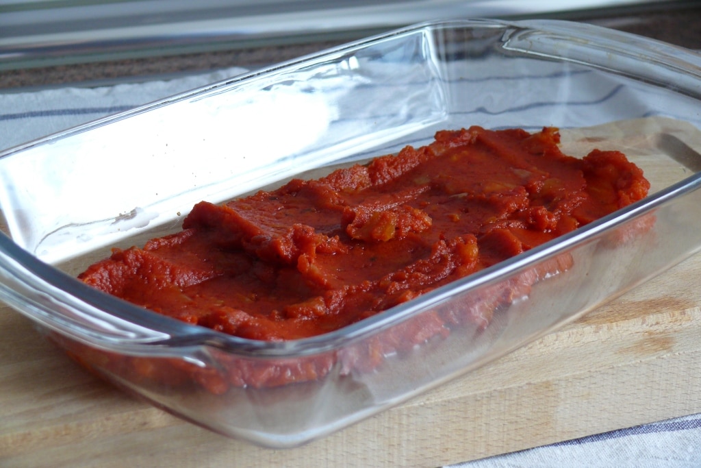 En la thermomix y mientras preparamos nuestro pescado al vapor, podemos cocinar una estupenda salsa de tomate para utilizar en nuestros platos.