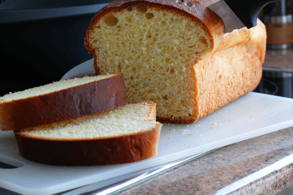Rebanada de pan brioche recién horneado, ideal para hacer tostadas o cuando se quede duro aprovechar para torrijas o pan perdido, french toast.