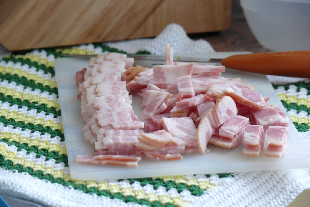 Las recetas que llevan bacon en taquitos, como esta quiche de puerros de en una servilleta quedan muy jugosas por la grasa del mismo