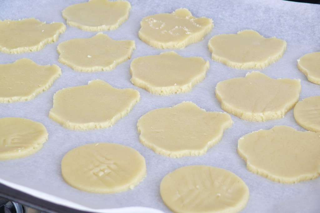 Una vez que hemos cortado las galletas con el cortapastas las colocamos en una bandeja de horno con papel para que no se peguen.