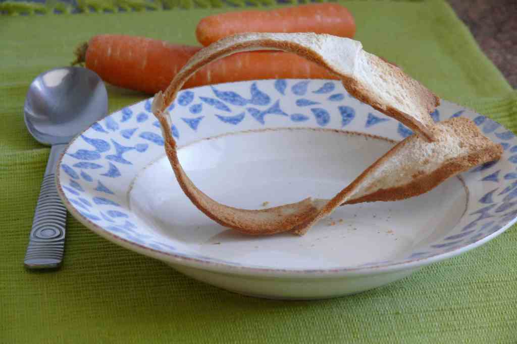Para emplatar la crema de zanahoria he utilizado la idea que vimos hace unos días de utilizar un molde de pan bimbo puesto de pié en el plato