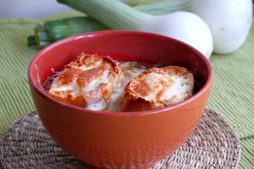 Sopa De Cebolla Con Queso Gratinado