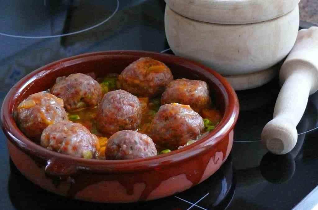 Albóndigas En Salsa Con Verduritas