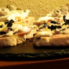 Las recetas de tostas son innumerables, cualquier cosa rica sobre un buen pan tostado hacen un bocado increible, el pan mediterráneo y el queso de cabra fundido