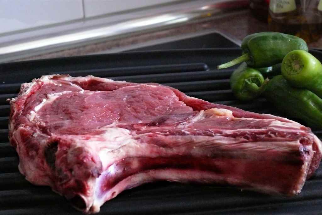 Chuleton De Ternera Con Pimientos De Padrón