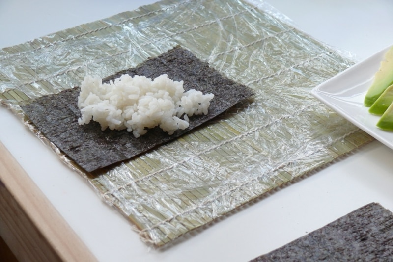 arroz sobre alga nori
