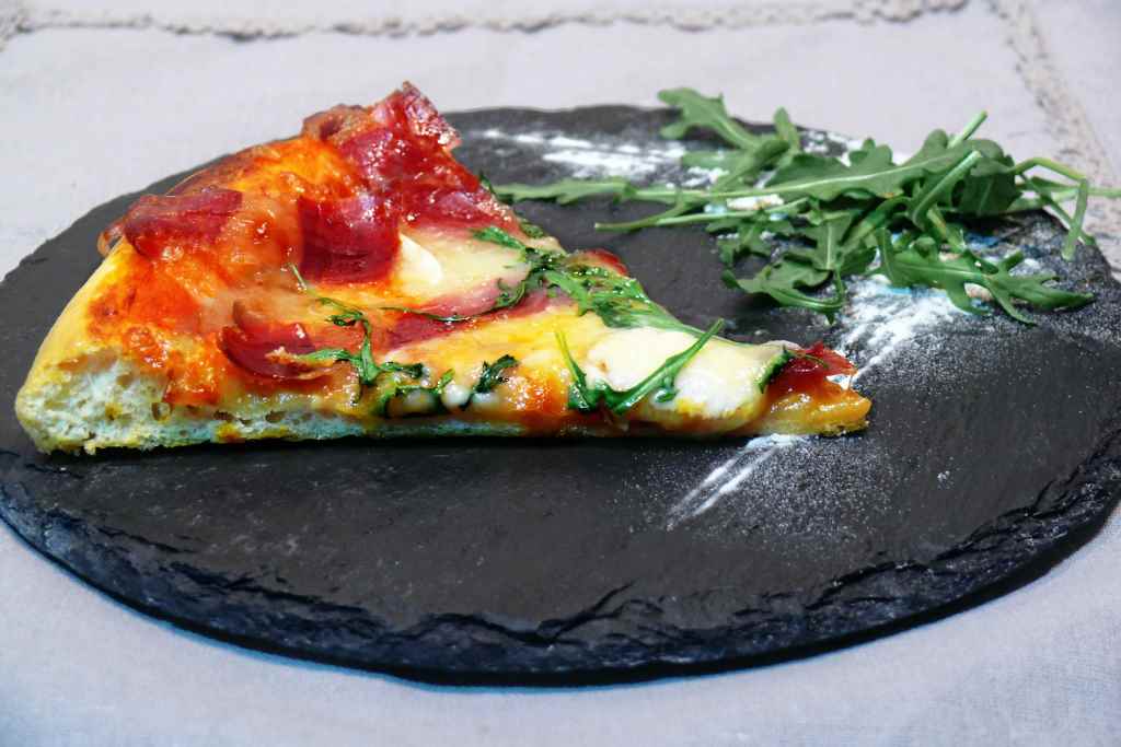 Pizzas Caseras Jamón Ibérico, Queso De Cabra Y Rúcula